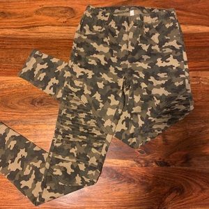 🌿Camo moto leggings! Size medium, will fit a Lg